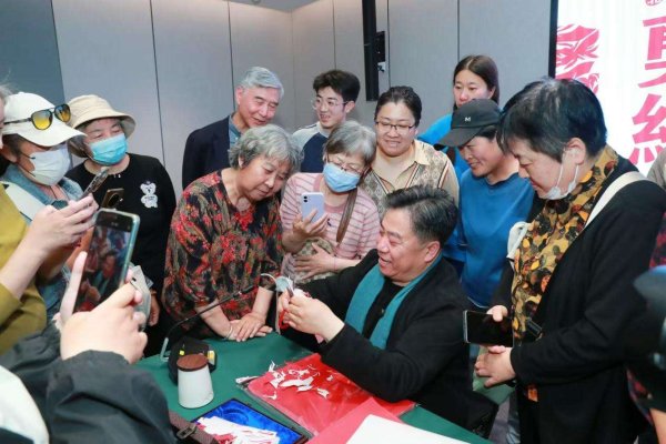 瑞和网 在北京体味内蒙古和林格尔剪纸的精髓