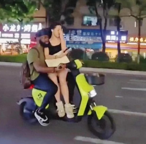 益丰配资 跨国情侣街头“玩命骑车”引争议!